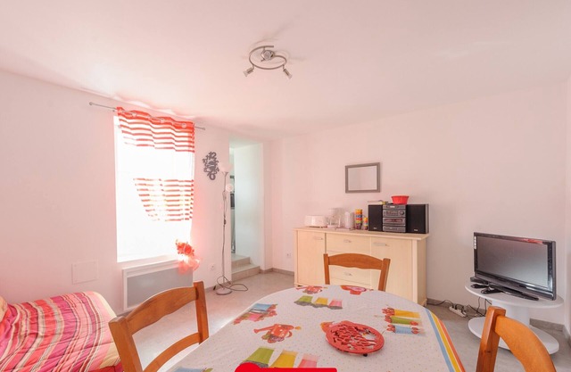 Cozy Garden Apartment, 50m to Beach, 500m to Shops, WiFi, Sleeps 4