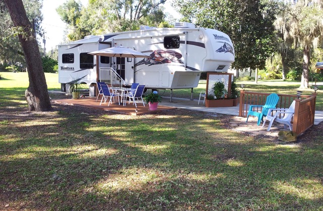 Cozy getaway on large private lot with miles of water!