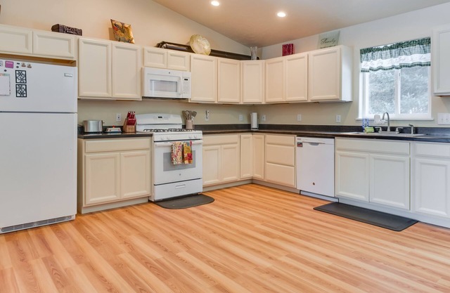 Cozy Getaway w/Porch - 4 Mi to Downtown Homer!
