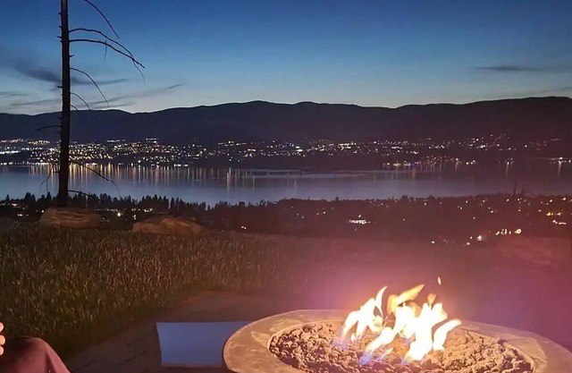 Cozy getaway with panoramic lake view