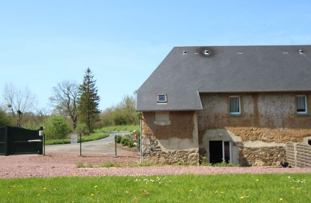 Cozy Gîte with Terrace, WiFi, near Mont St-Michel and Cotentin