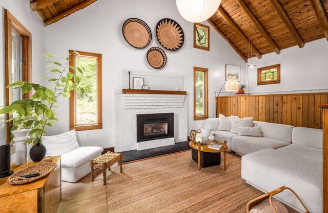 Cozy Good Harbor Cottage with hot tub & fireplace