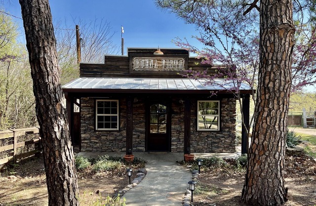 Cozy Guest House with Plunge Pool and Outdoor Kitchen!
