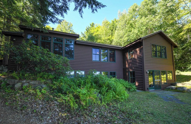 Cozy Hidden Retreat on Thompson Lake with Beautiful Clear Shoreline