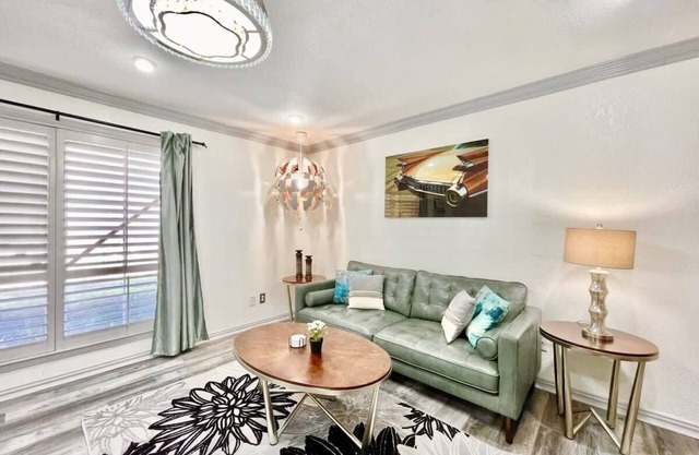 Cozy Hideaway, Central Location, Modern Elegance