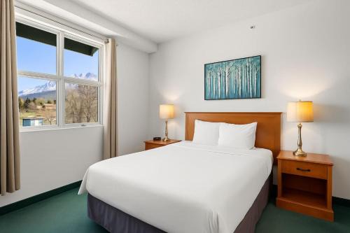 Cozy Hideaway with MTN Views Near DT Canmore and Banff