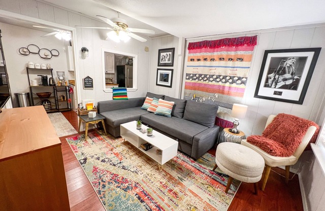 Cozy Hill Country Casita w/pool, firepit - pet-friendly!