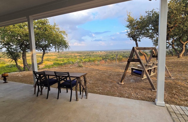 Cozy hilltop guesthouse at Barkspin Oaks Ranch. Beautiful views!