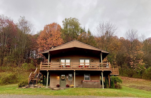 Cozy Holiday Retreat with Valley Views + Hot-tub + Fire-pit