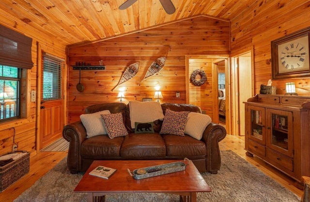 Cozy Hollow: Hot tub, fireplace, romantic getaway