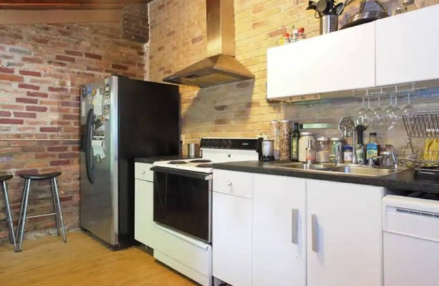 Cozy home in convenient location with parking - walk downtown