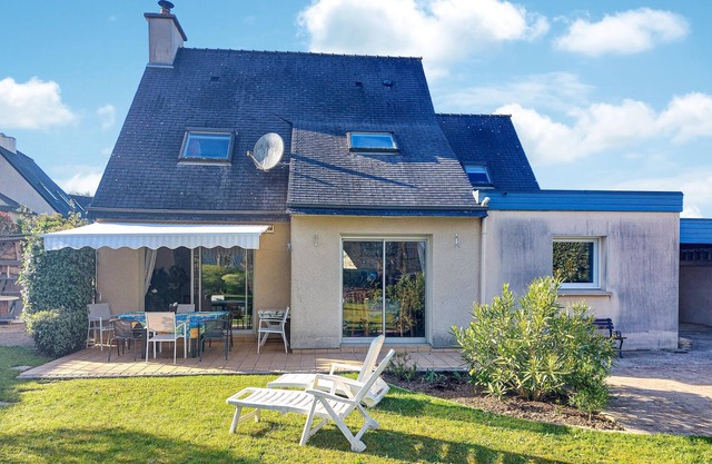 Cozy home in Locquénolé with kitchen
