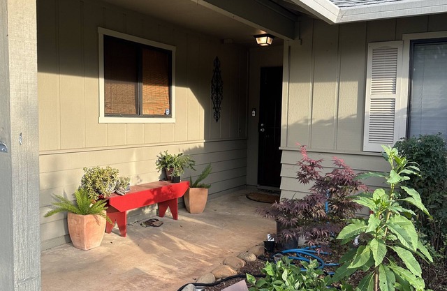 Cozy home in nice neighborhood next to largest park in Redding ! Pet friendly.