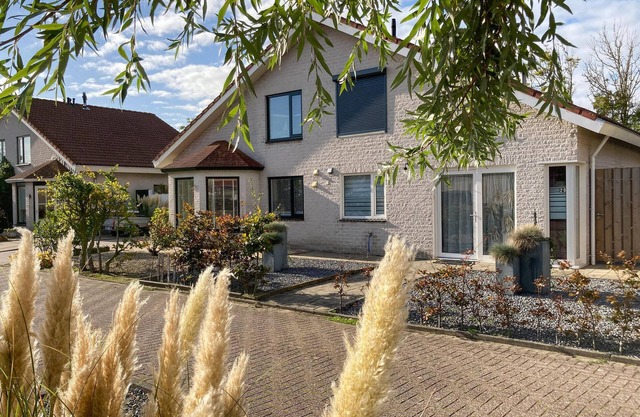 Cozy home in Stavenisse with sauna