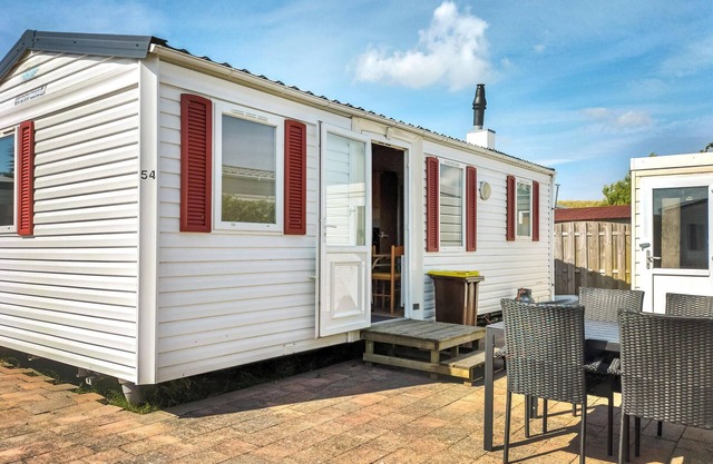 Cozy home in Stavenisse with WiFi