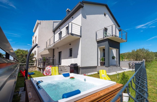 Cozy home in Turanj with jacuzzi