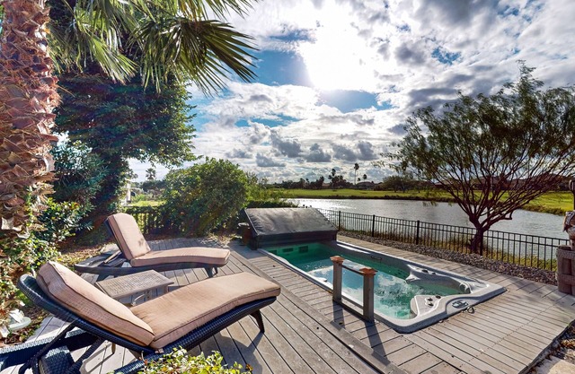 Cozy home on golf course with hot tub spa - minutes to beach