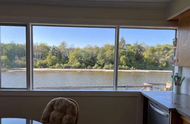 Cozy home on the river! Serenity while you watch the river flow, tranquil place