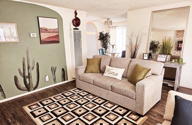 Cozy Home retreat Near Joshua Tree! OUTDOOR MOVIE FUN, HOT TUB, WIFI, A/C