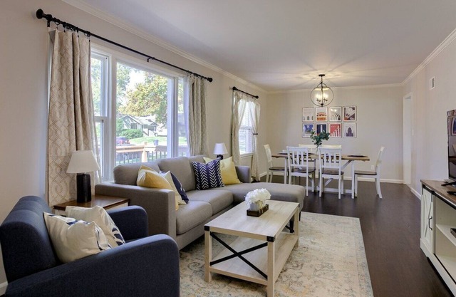Cozy home Sleeps 8 Minutes to Arrowhead+Pets