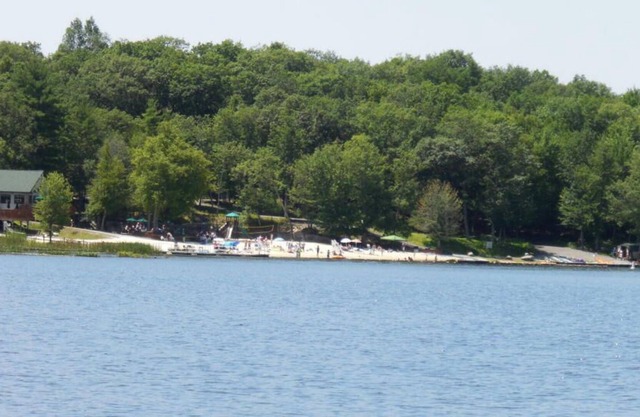 COZY HOME SNUGGLED BETWEEN THE MOUNTAINS AND LAKE
