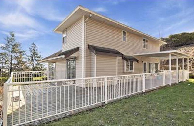 Cozy Home with a View on Private Acre and Close to Hwy(Contact for longer Stay)