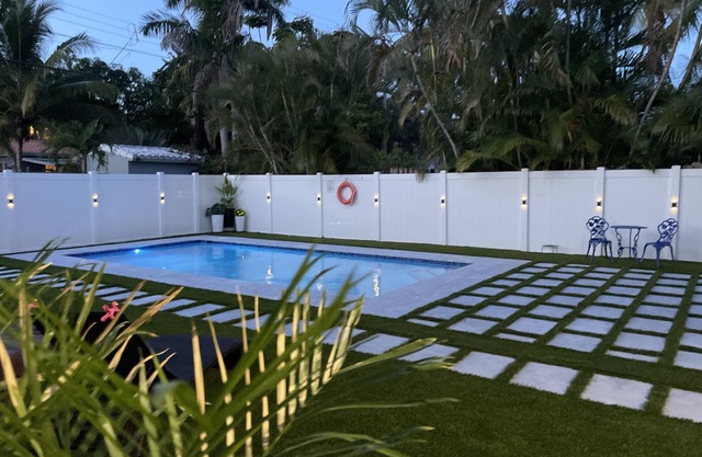 Cozy House 2 BD/BBQ area/Saltwater heat Pool, 3 min to the Hollywood Beach