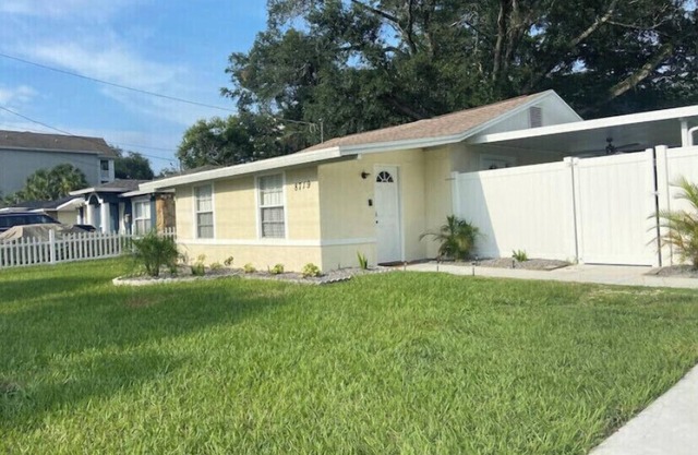 Cozy House by Bush Gardens