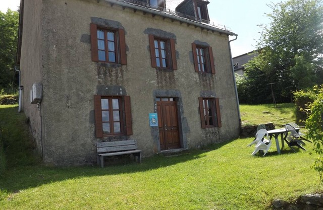 Cozy house for 4 with garden, fireplace, near Super-Besse