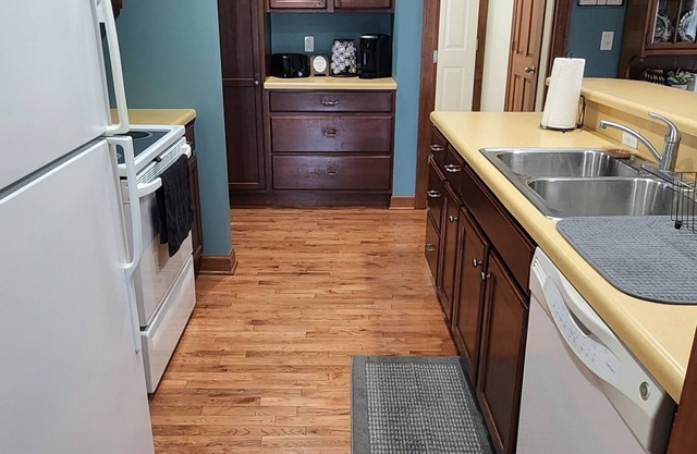 Cozy house in a convenient location. 10 miles to Jefferson City.