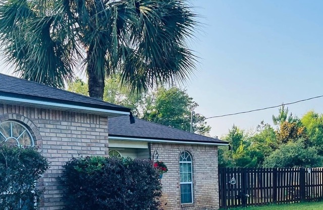 Cozy House in Gulf Breeze,Fl. Near boat ramp. Pensacola Beach and Navarre Beach