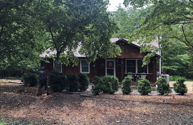 Cozy house in private Leesville Lake community