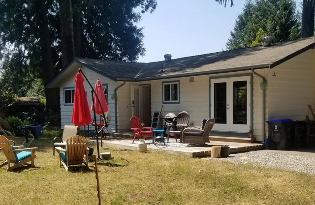 Cozy house located 5 minutes from beach and downtown Sechelt.