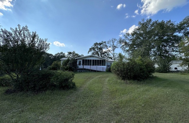 Cozy Hunting Lodging for Alabama's Black Belt close to your lease! Sleeps 3-5.