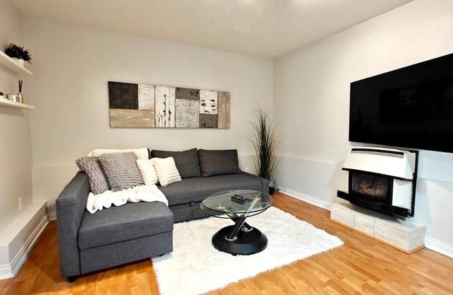 Cozy in home Suite in Upper Lonsdale, footsteps away from it all