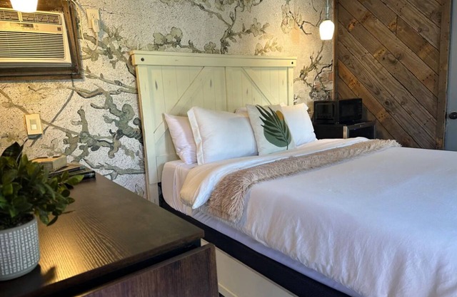 Cozy inner-loop guest house. A city retreat!