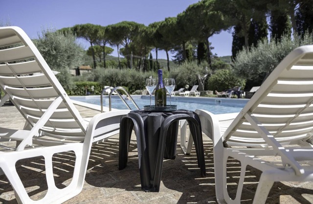 Cozy apartment equipped with all comforts to accommodate up to 3 people. The flat is located in a renovated former period oil mill, which offers to its guests many shared services: access to the seasonal pool, small area used as a gym, playground and equ