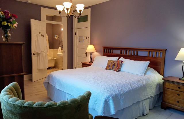 Cozy king ensuite room in historic railroad inn