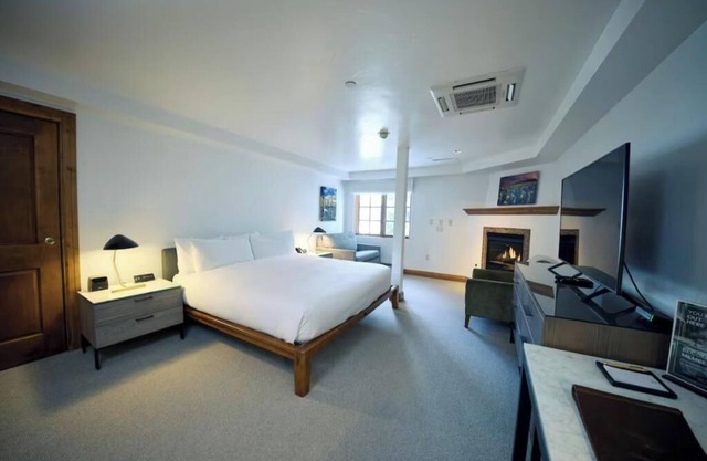 Cozy King Room at Gravity Haus in the heart of Vail Village - walk to ski lifts!