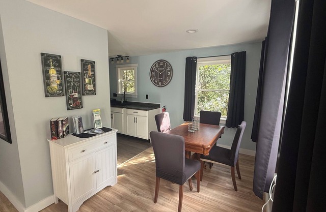 Cozy King Sized 1-BR Maine Nature Retreat with Ridge Views, Pool & Hot Tub!