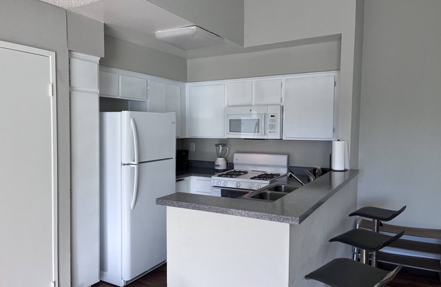 Cozy LA Getaway. Your Home!