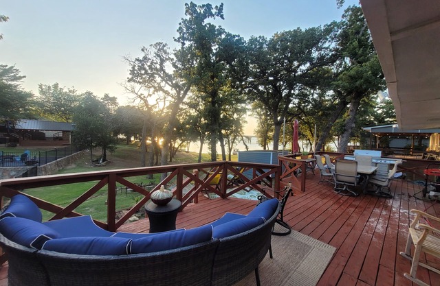 Cozy lake front cottage on Lake Lewisville. Enjoy the kayaks, firepit & sunsets.
