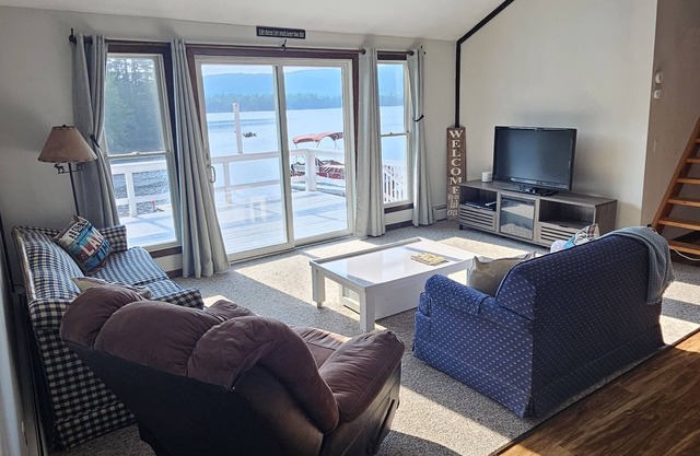 Cozy Lake Front home for Boating, fishing, winter sports, and gorgeous views,