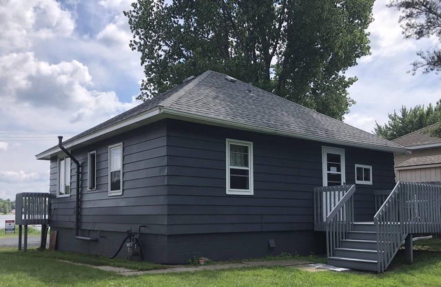 Cozy Lake House On the snowmobile trails with the best ice fishing in the area