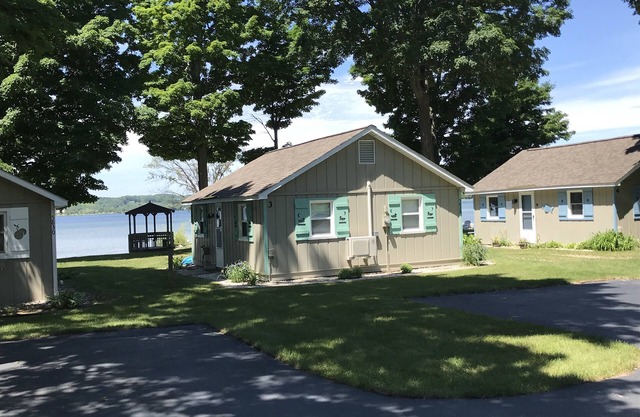 Cozy Lake Leelanau Cottage