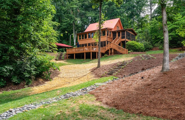 Cozy Lake Norman log cabin