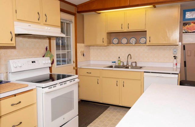 Cozy Lake View 5 min from Tofte/Lutsen, enjoy decks, fire pit, private trail.