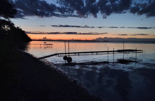 Cozy lakefront cabin + private dock and power boat lift