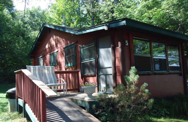 Cozy lakefront cabin
