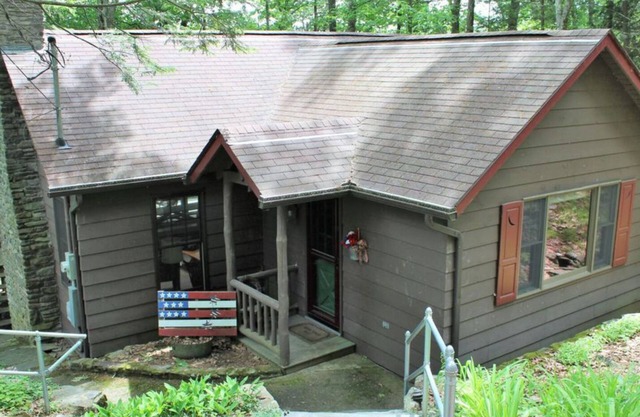 Cozy Lakefront Cabin with private dock - kid and pet friendly!